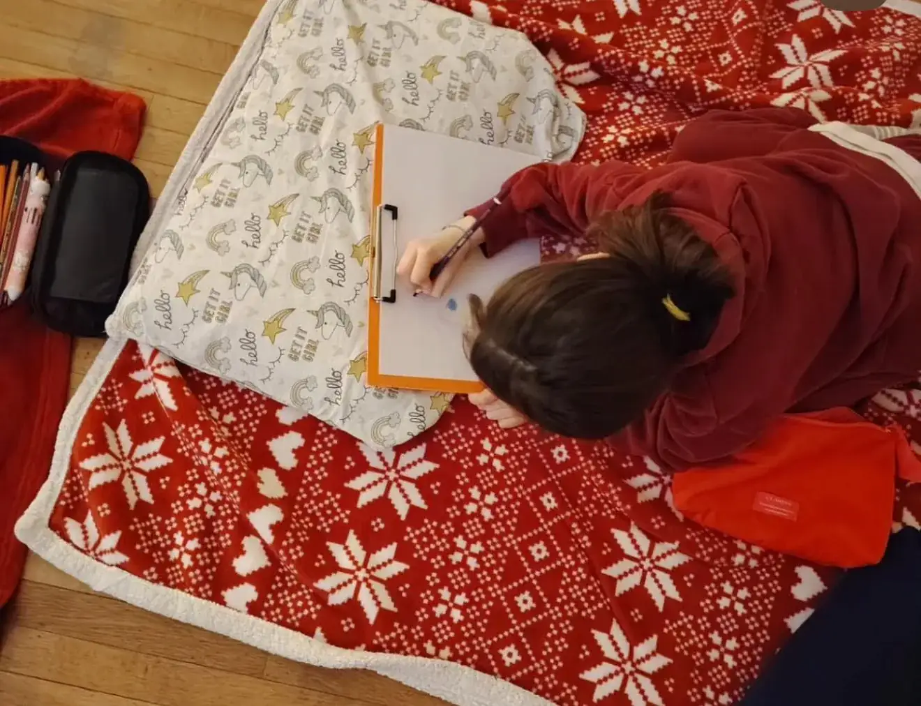 Ragazza durante attivit&agrave; di mindfulness con disegno